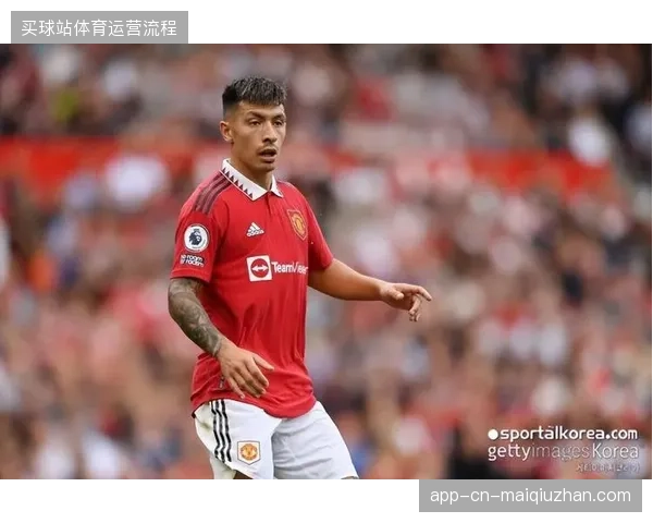 利桑德罗·马丁内斯伤愈后迅速稳固曼联后防，其出球能力成为战术新起点